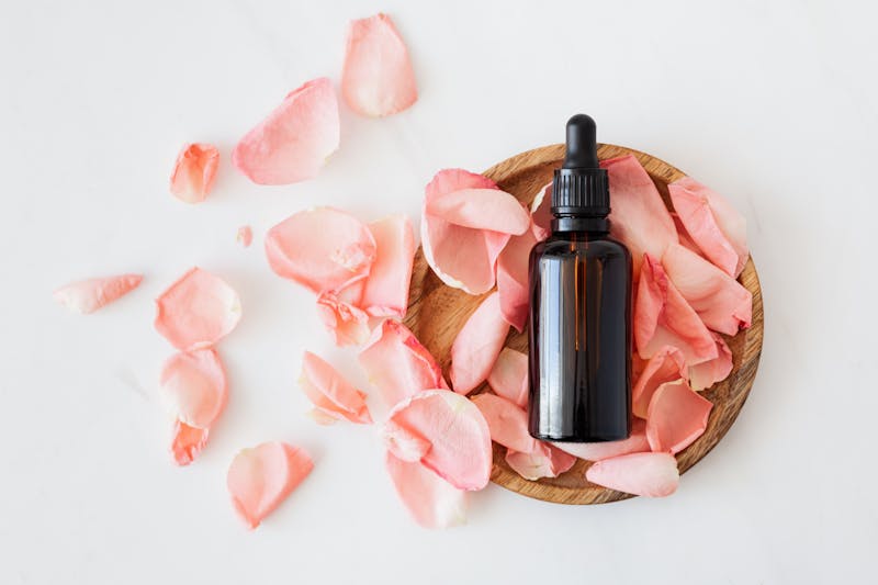 Ambiance spa avec bougies et huiles naturelles