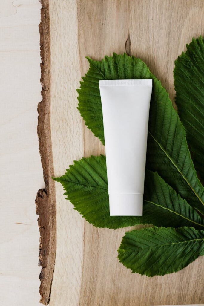 Produits de beauté naturels disposés pour une routine soin